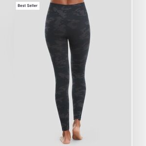 SPANX NWOT!! EXCELLENT Condition Seamless Shaping Leggings, Black Camo, Small